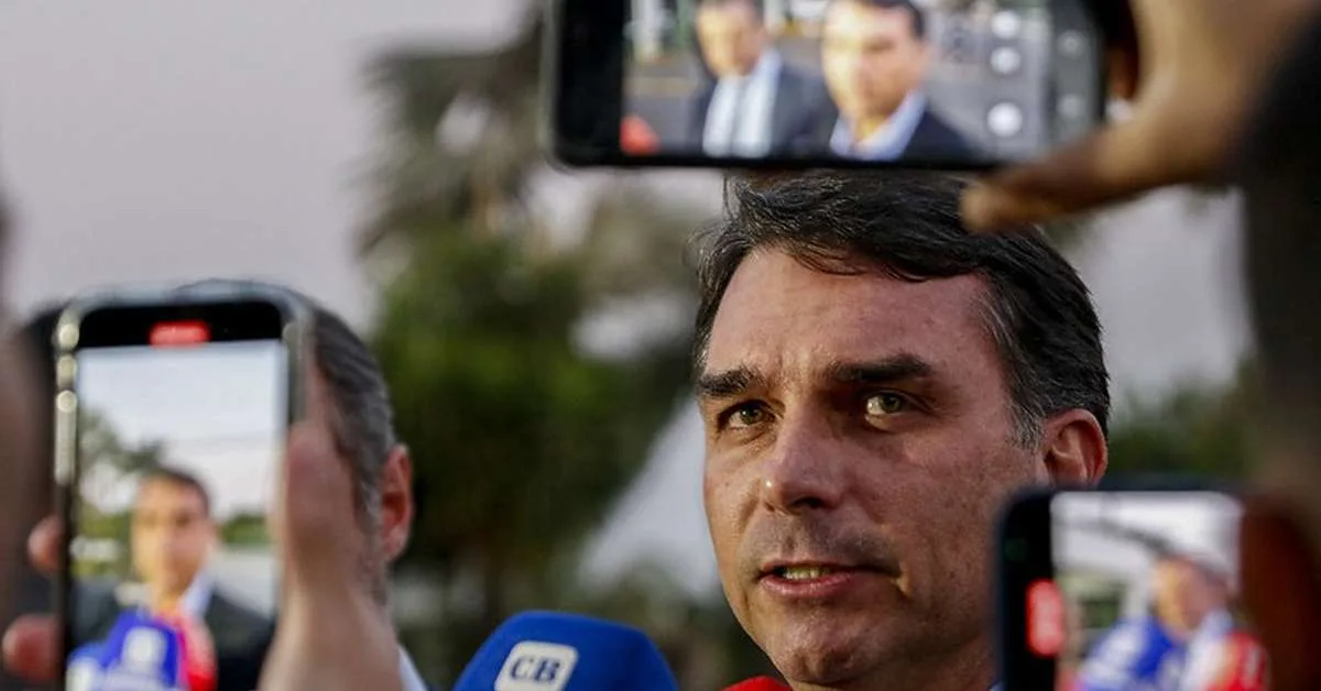 Flávio Bolsonaro critica Alexandre de Moraes e anuncia mote de ato em São Paulo