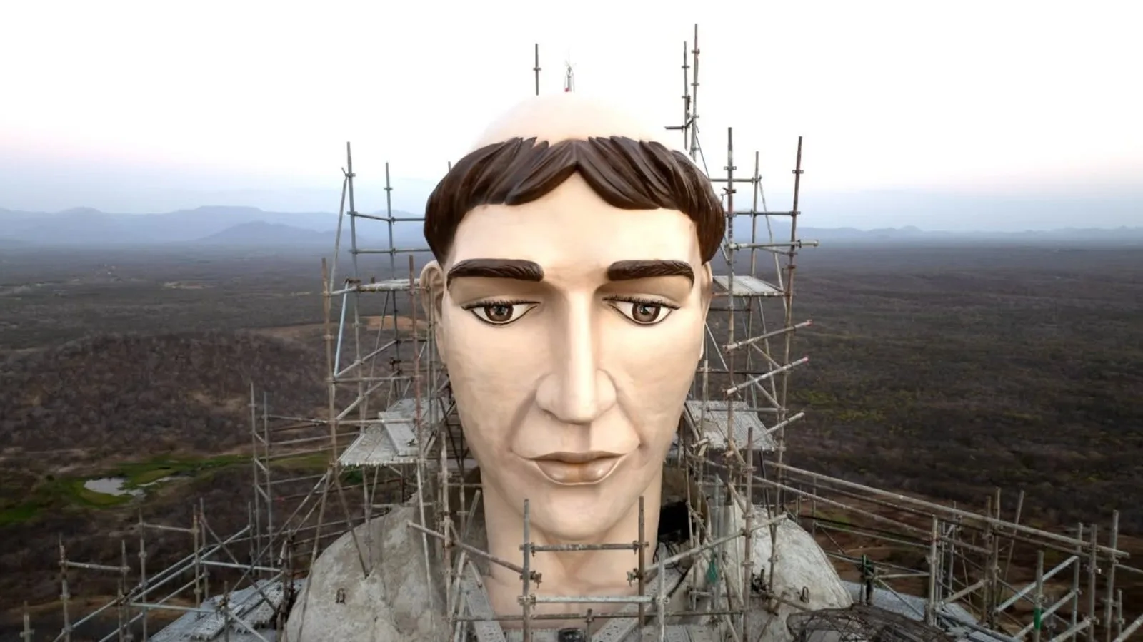 Estátua de Santo Antônio em Caridade recebe pintura após 39 anos incompleta