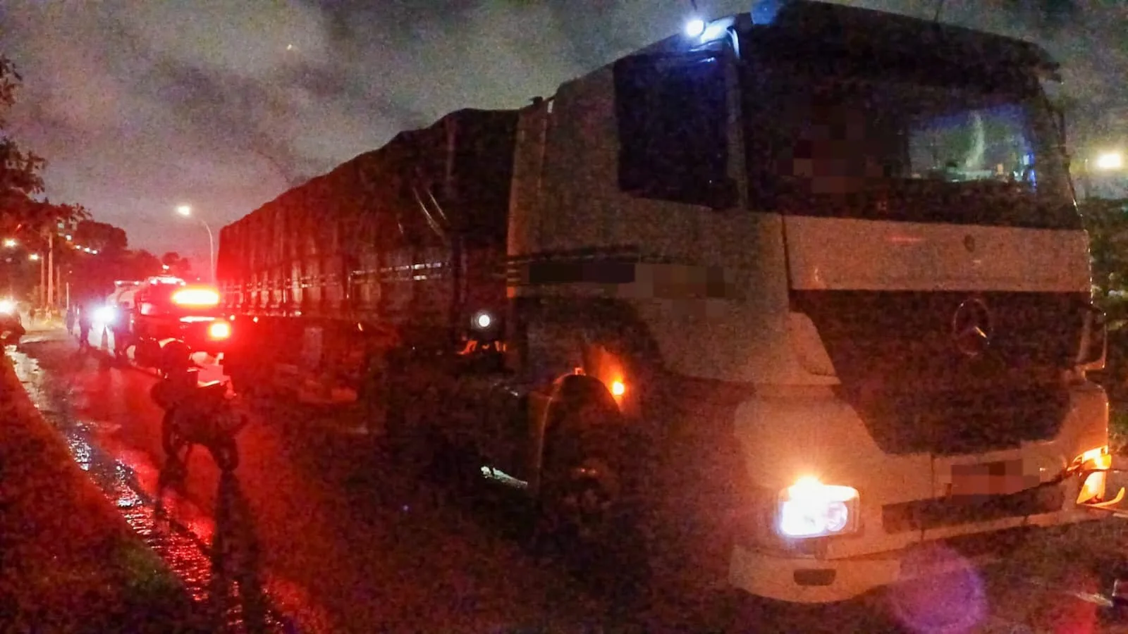 Passageira morre após queda de moto e atropelamento por carreta no Recife