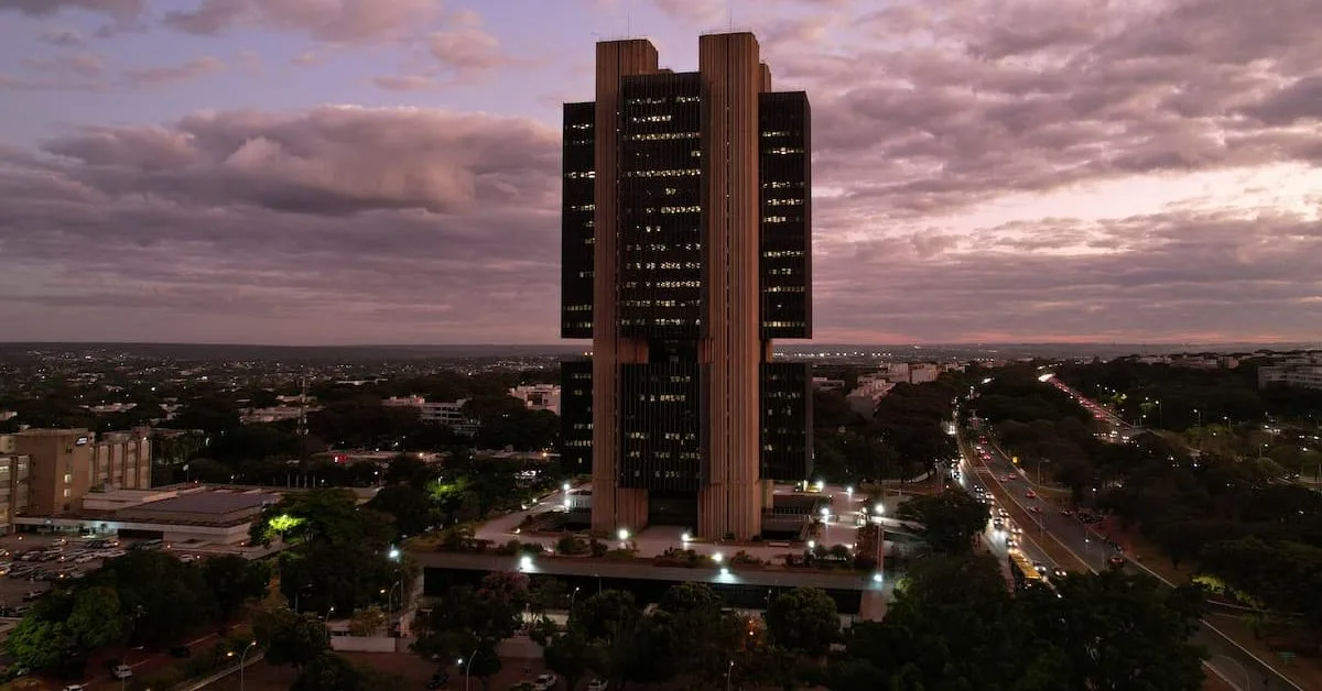 Corte de juros no Brasil pode contrastar com decisões de bancos centrais estrangeiros