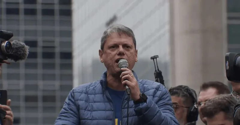 Tarcísio promete ajudar Flávio Bolsonaro em eventual governo federal