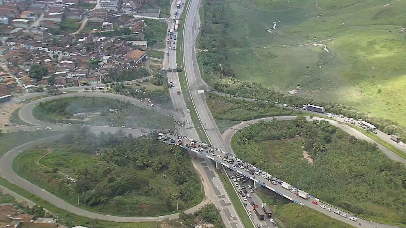 Protesto bloqueia BR-232 em Vitória de Santo Antão e provoca congestionamento