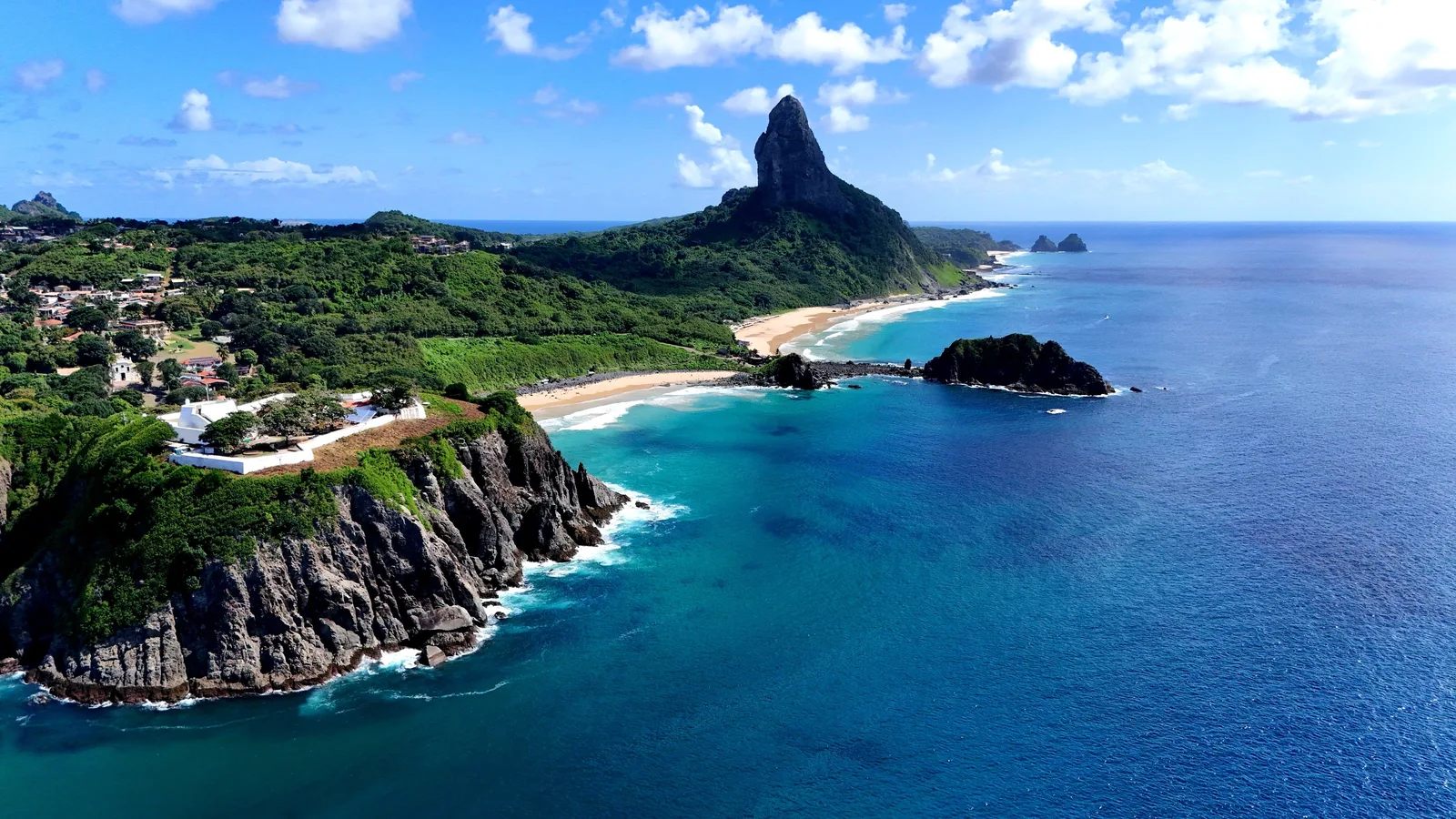 Polícia investiga golpes com sites falsos de hotéis em Fernando de Noronha