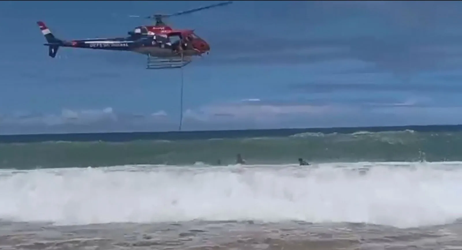 Helicóptero resgata dois banhistas no mar de Cabo de Santo Agostinho