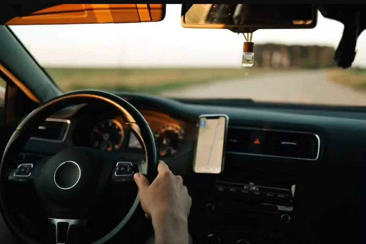 Justiça do Ceará condena Uber por celular esquecido em corrida