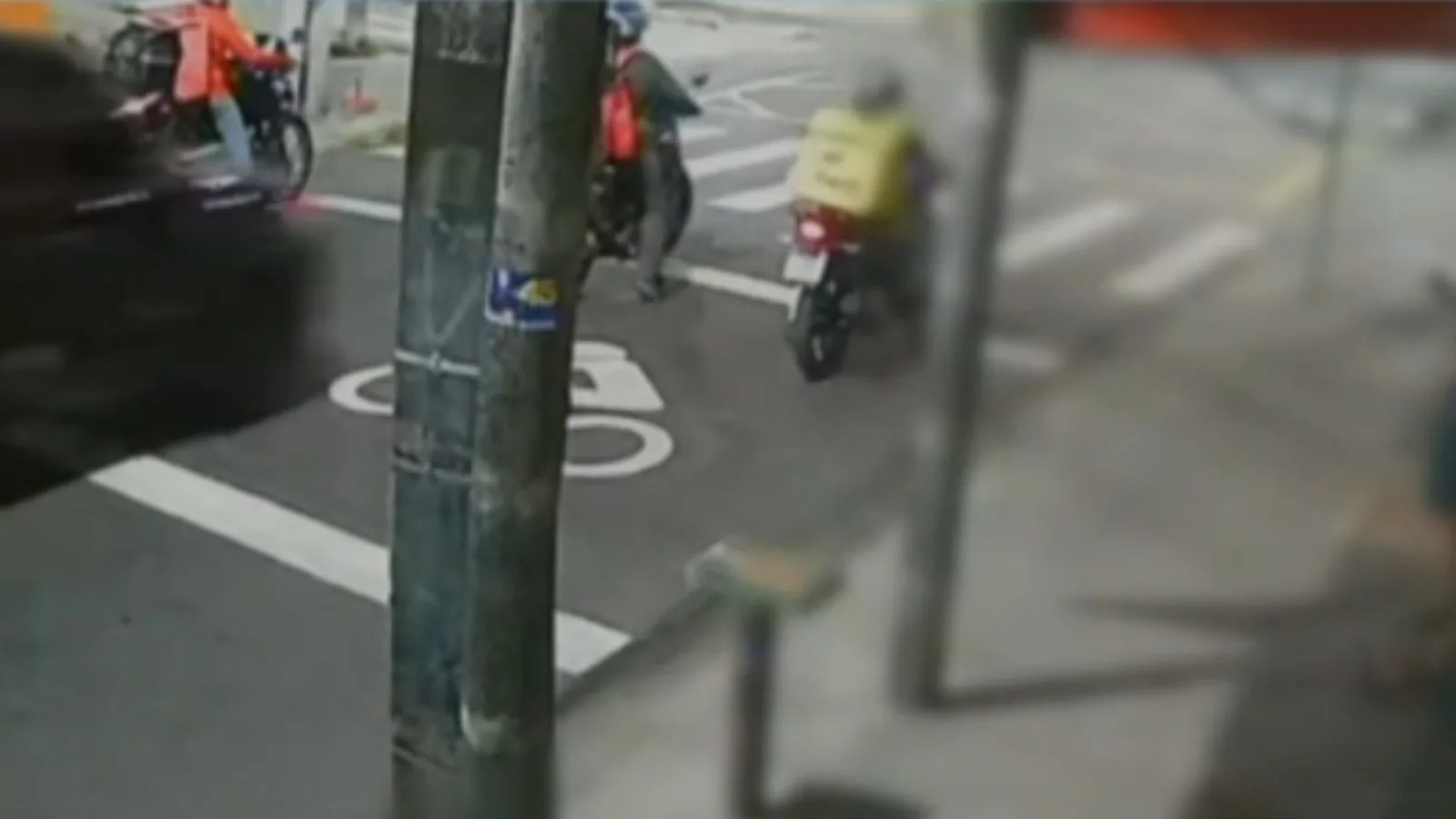 Motorista é preso após atingir motociclista parado em sinal em Fortaleza