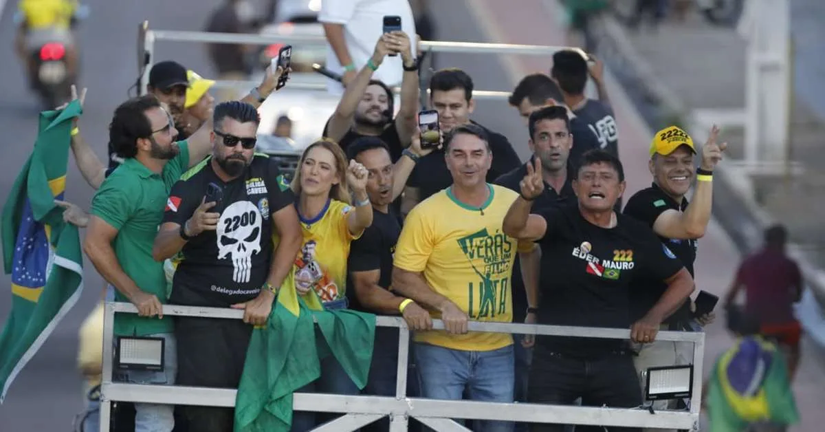 Flávio Bolsonaro defende afastamento de Alexandre de Moraes antes de julgamento