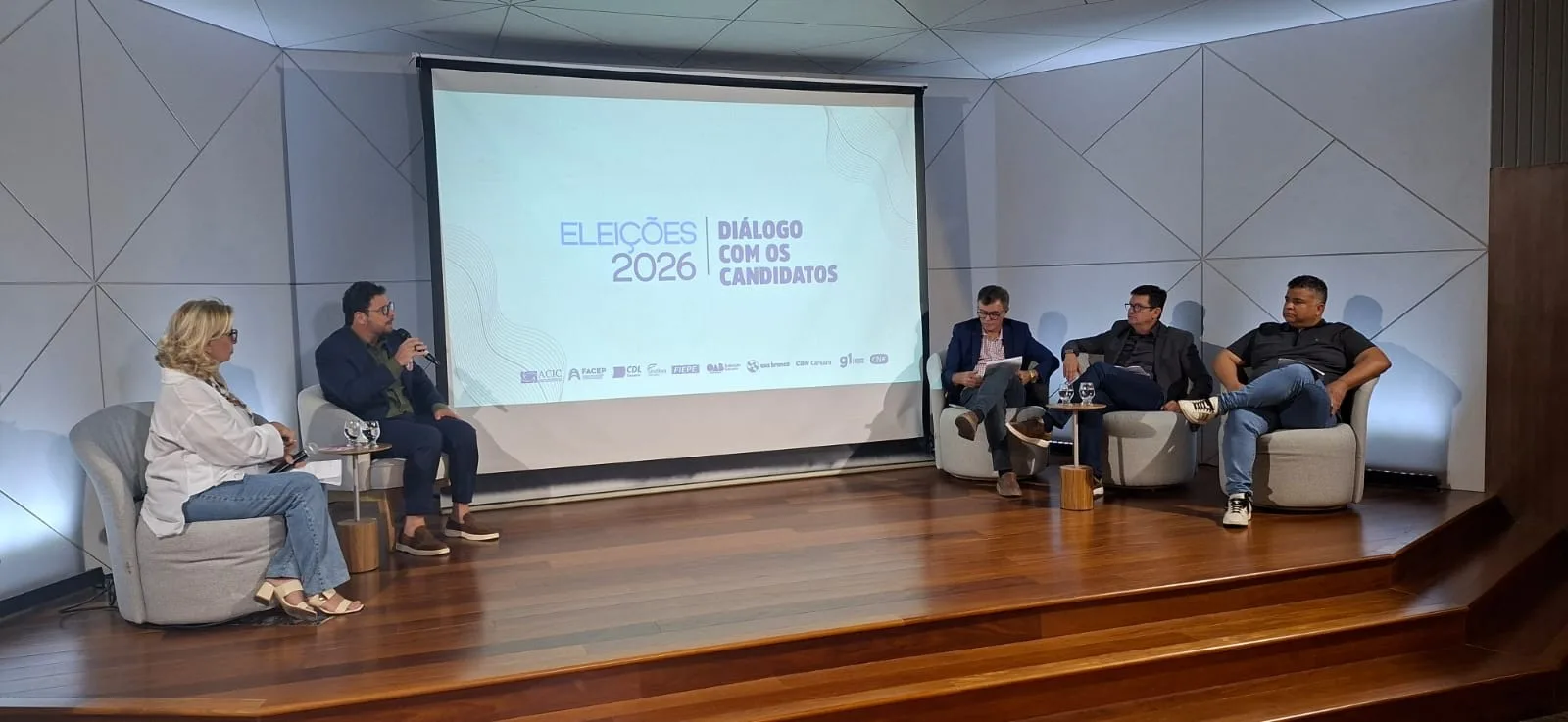 Ivan Moraes apresenta propostas em sabatina sobre Pernambuco