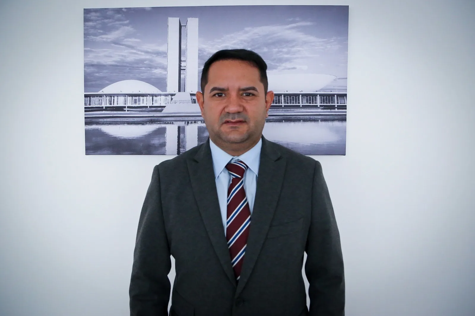 PSB desfila ex-prefeito de Choró procurado por suspeitas de fraude