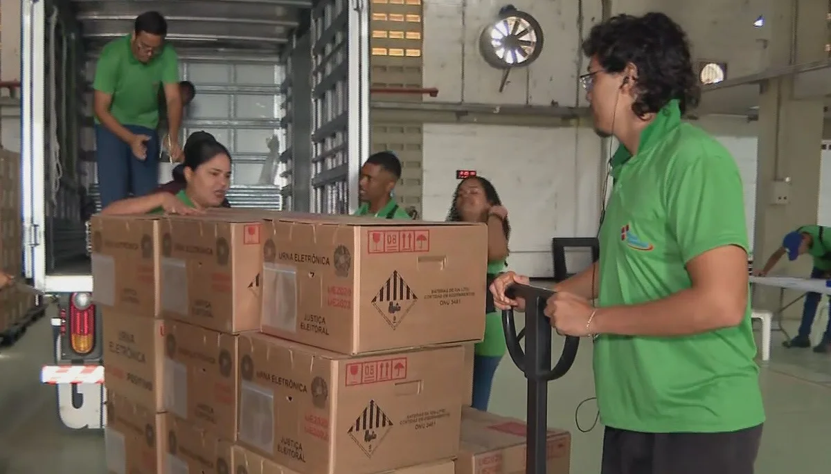 TRE de Pernambuco começa envio de urnas para o primeiro turno de 2026