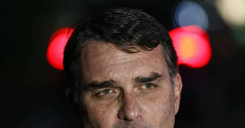Flávio Bolsonaro diz que operação sobre filme de Jair Bolsonaro teve motivação política