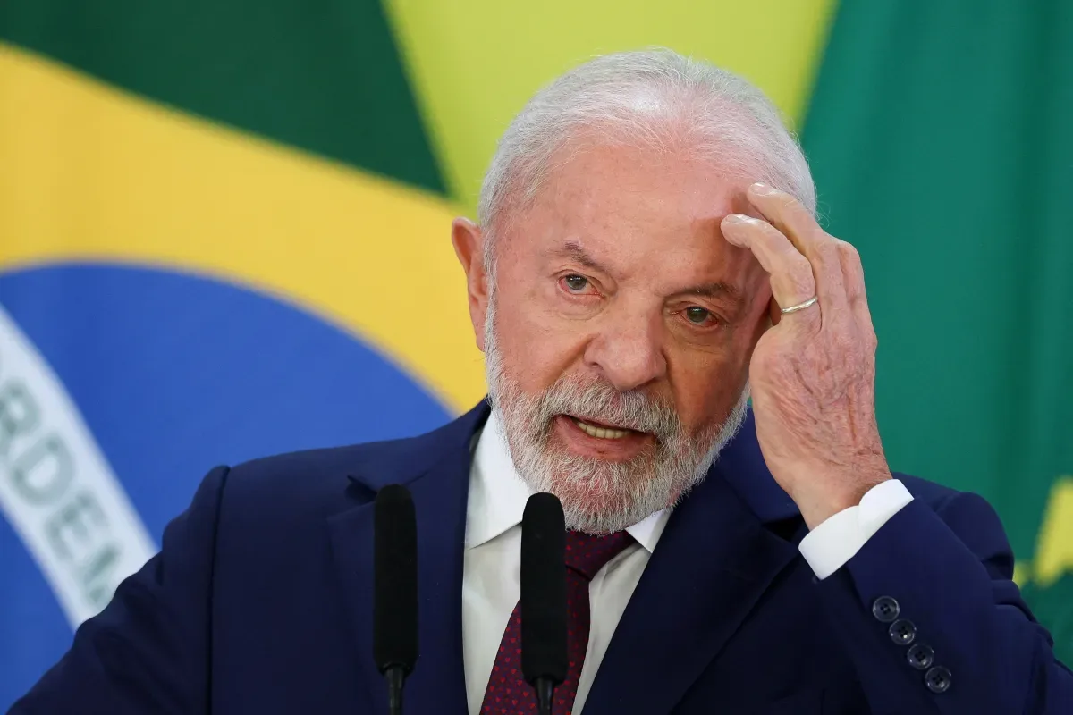 Texto critica apoio financeiro a Flávio Bolsonaro contra Lula em 2026