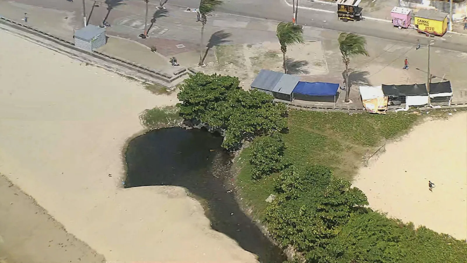 Cinco crianças são hospitalizadas após contato com água na Praia do Janga