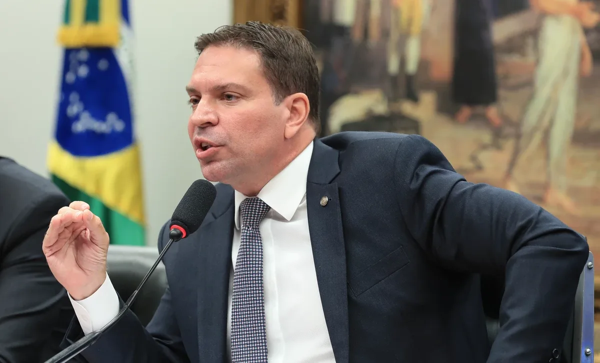 Candidatura de Rebeca Ramagem é analisada enquanto campanha paga aliados do marido