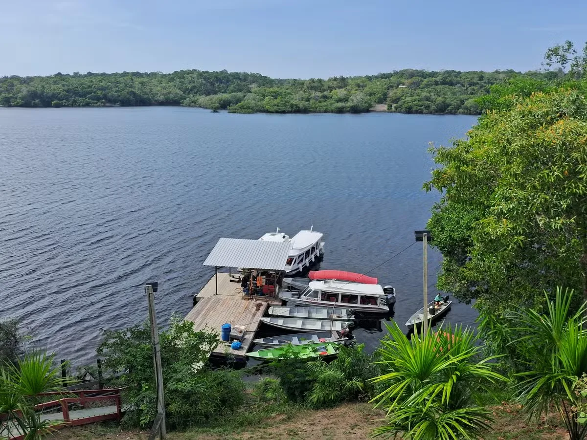 Rio Negro recua e ameaça turismo comunitário durante nova previsão de seca