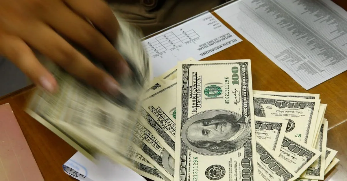 Pesquisa eleitoral e cenário externo levam dólar a R$ 5,1689