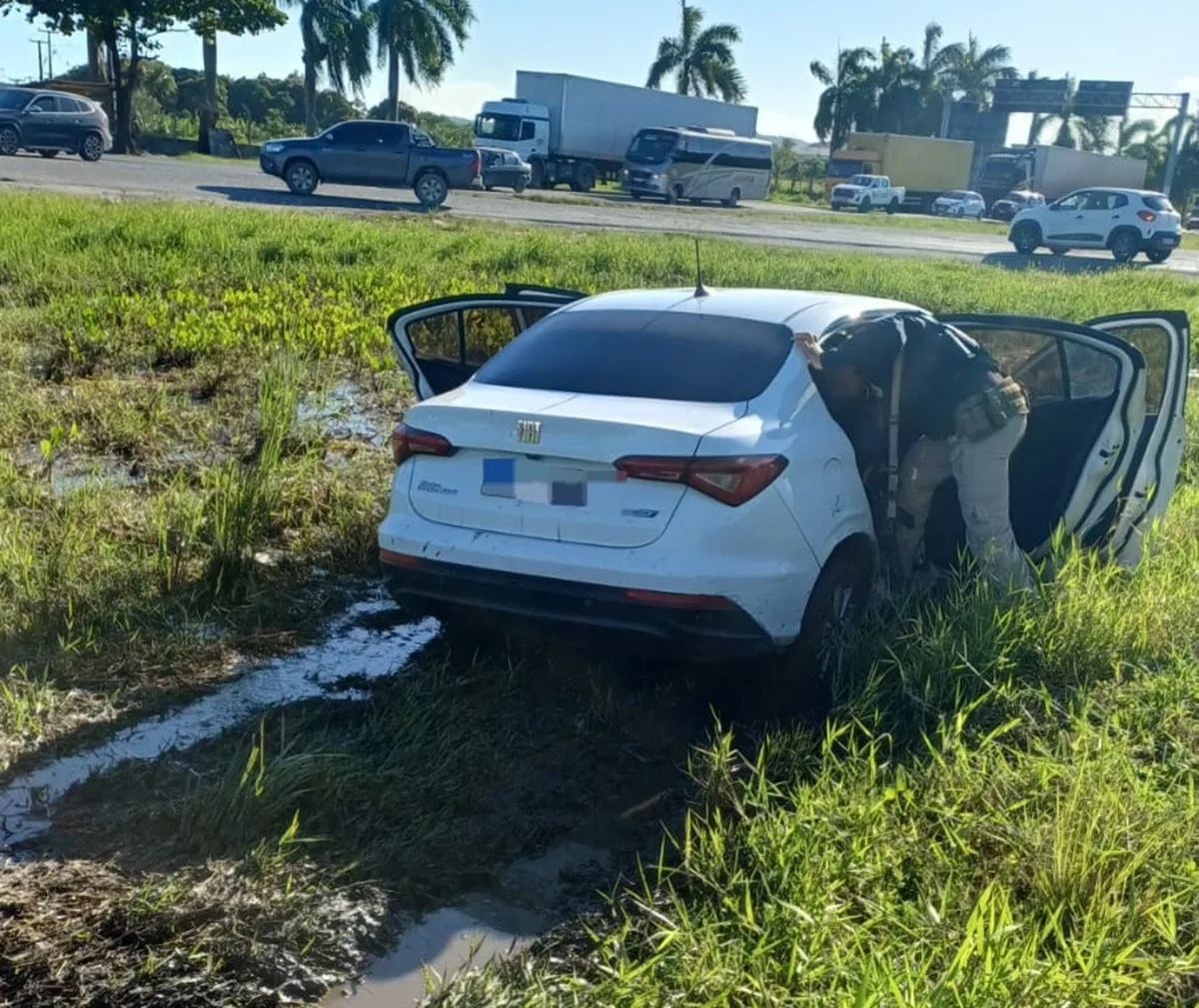 Criminosos abandonam carro roubado após veículo atolar durante fuga na BR-101