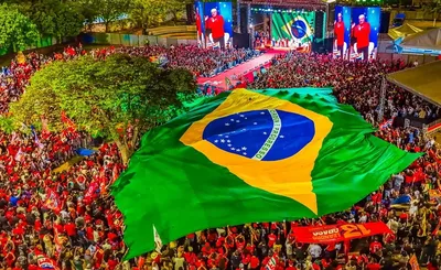 Lula cobra igualdade entre homens e mulheres em comício no Distrito Federal