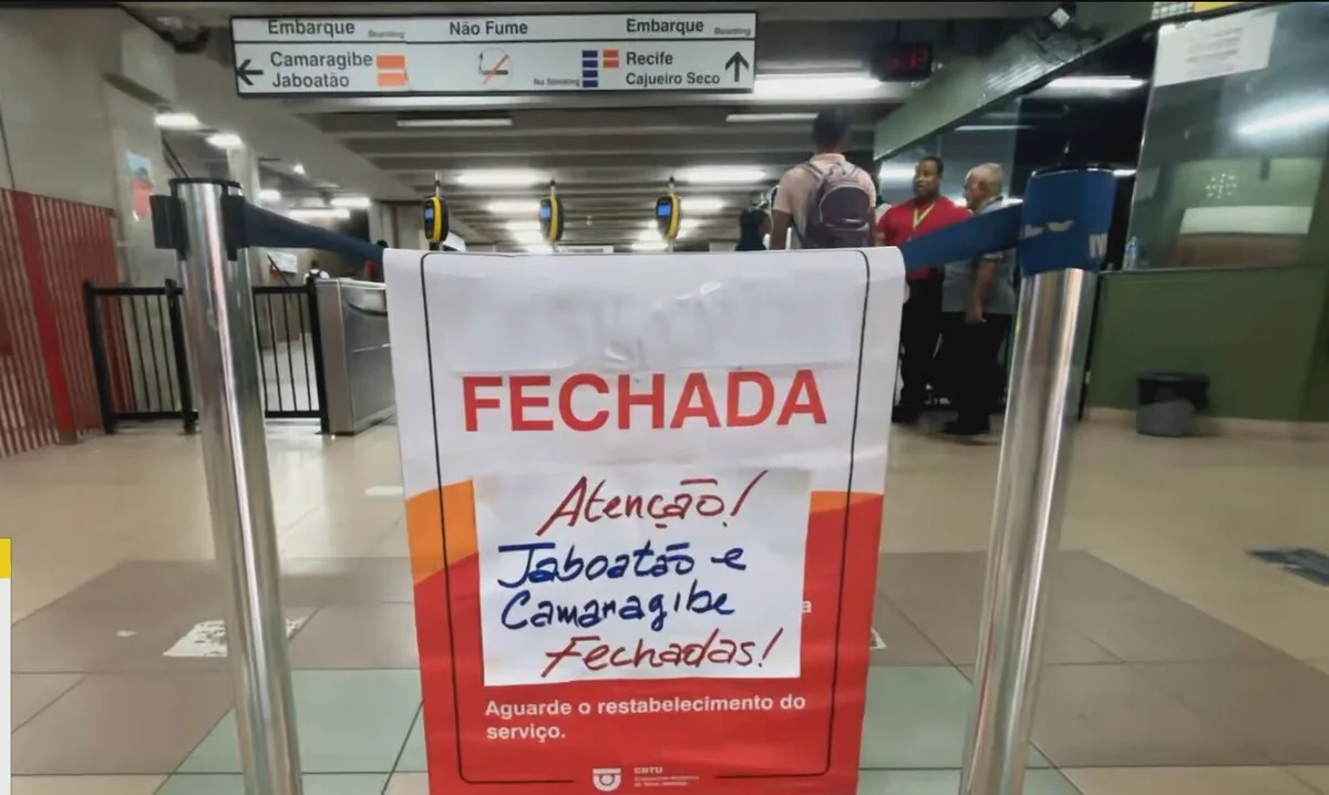 Falha após queda de árvore mantém Linha Centro do Recife fechada na manhã de sexta