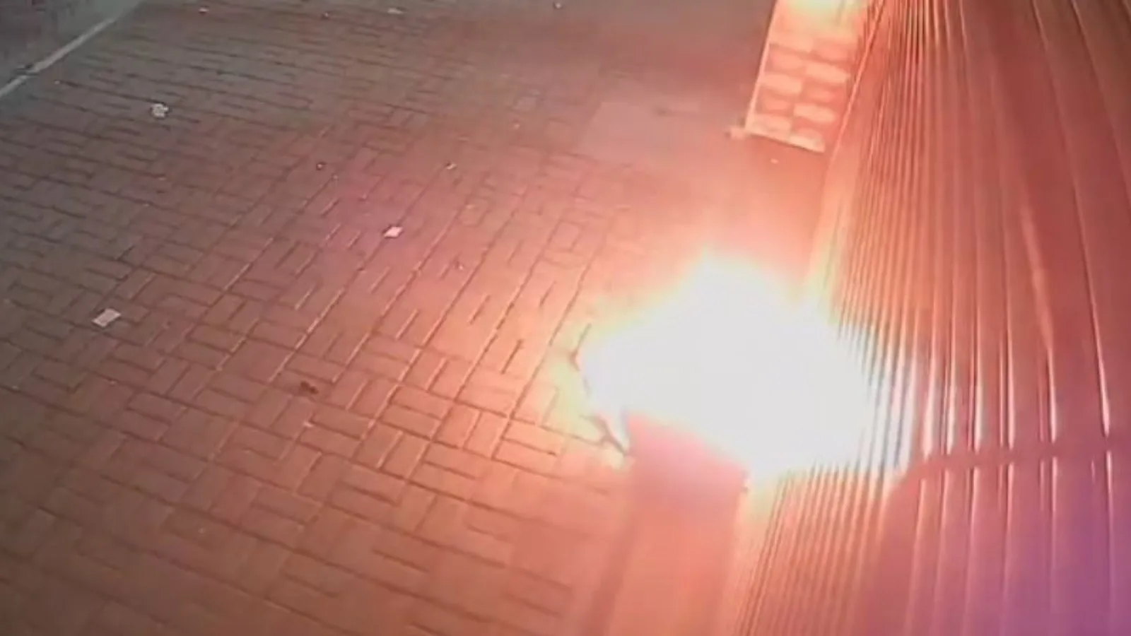 Câmera registra incêndios com coquetéis molotov em lojas de umbanda em Fortaleza
