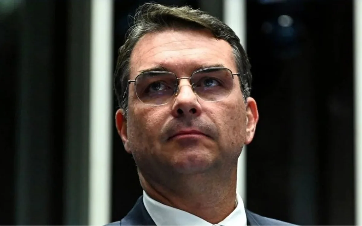 Emenda de Flávio Bolsonaro destinou R$ 199,9 mil a projeto ligado a miliciano