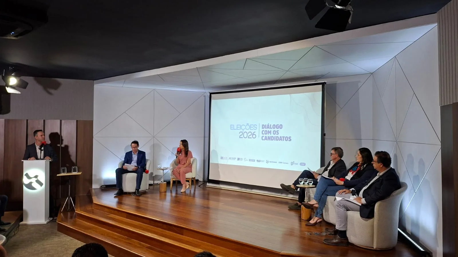 Raquel Lyra participa de sabatina sobre propostas para Pernambuco