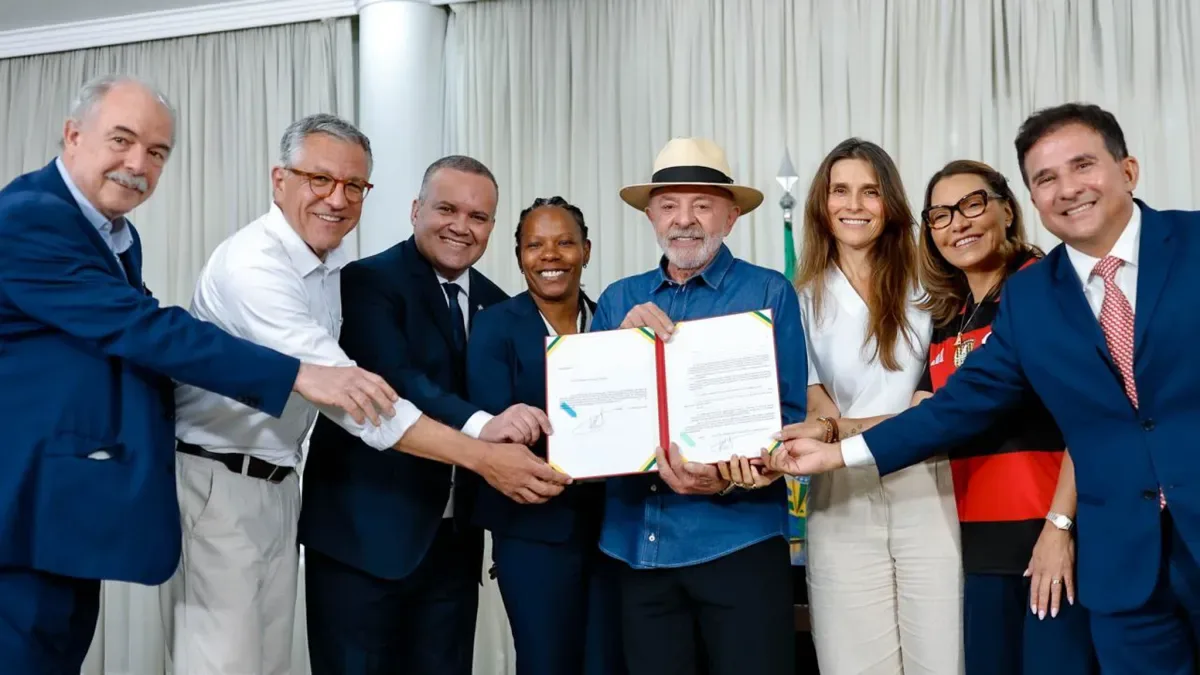 Lula sanciona lei com novas regras para o futebol feminino no Brasil