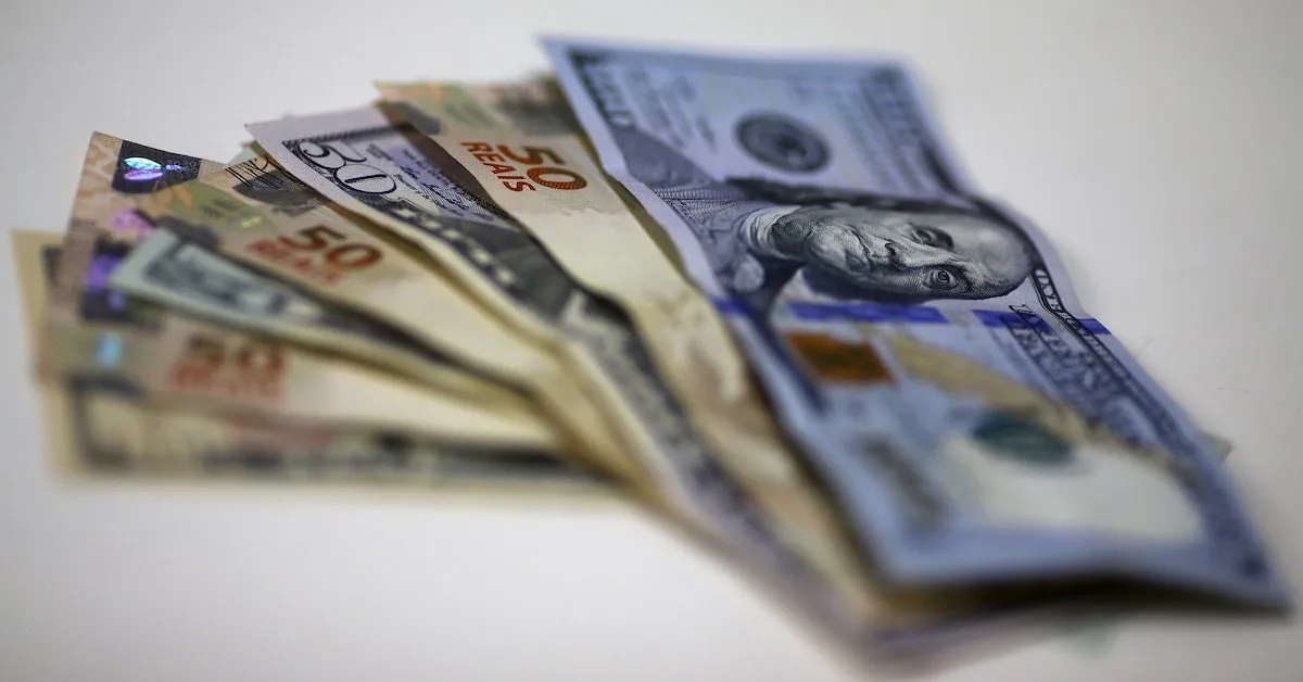 Pesquisa eleitoral e cenário externo acompanham baixa do dólar a R$ 5,1080