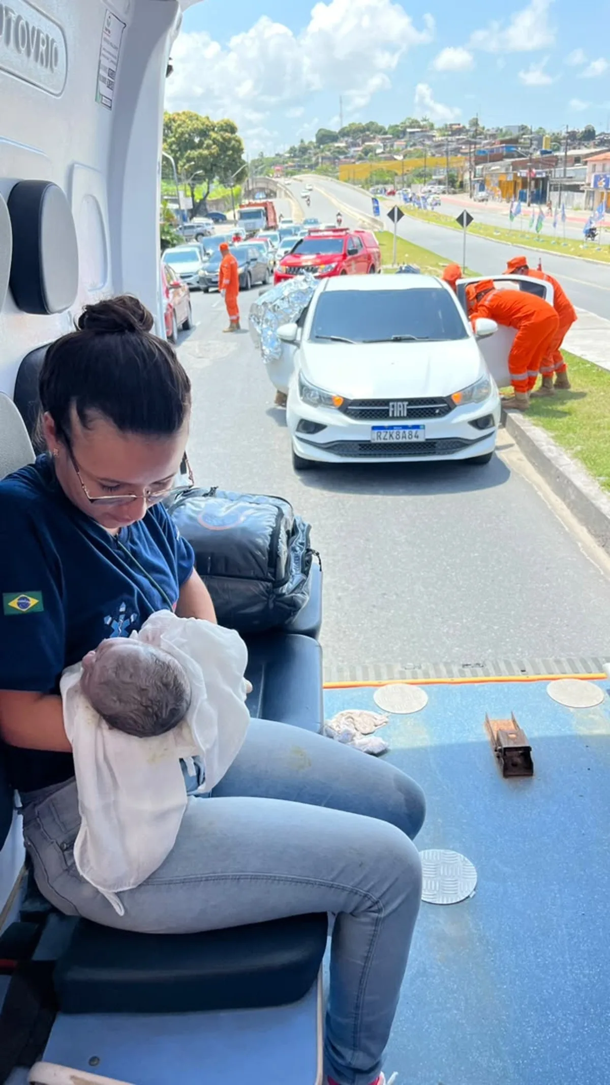 Bebê nasce dentro de carro durante trajeto em Olinda