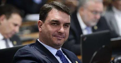 Flávio Bolsonaro defende Mendonça e pede fim do sigilo em investigação