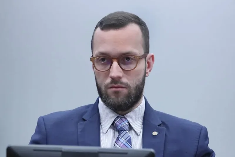 TRE-PR multa Filipe Barros por impulsionar ataques contra Gleisi Hoffmann