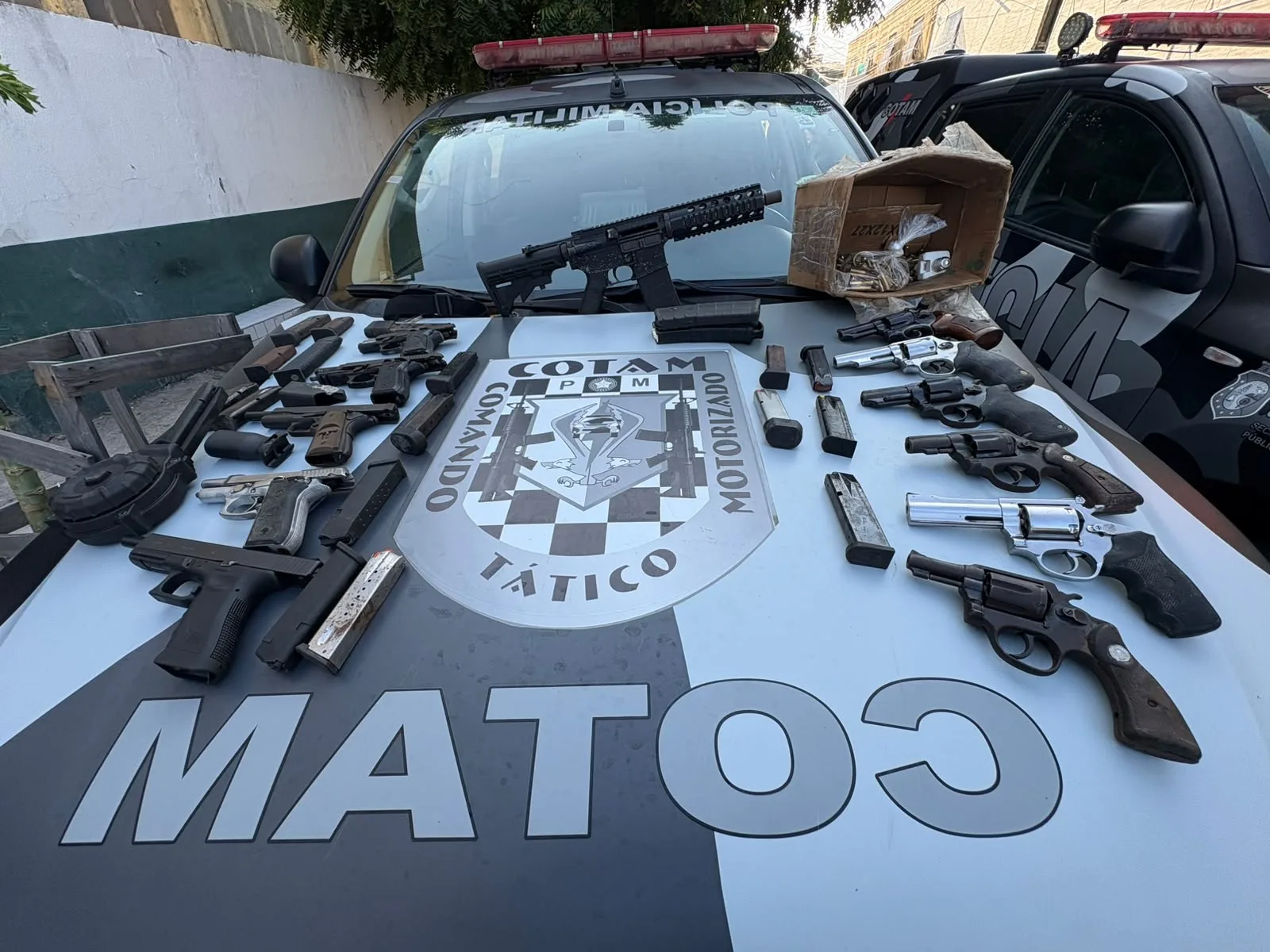 Polícia apreende fuzil, pistolas e revólveres em imóvel de Fortaleza