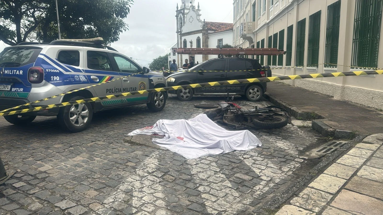 Homem é morto a tiros enquanto passava de moto pelo Alto da Sé