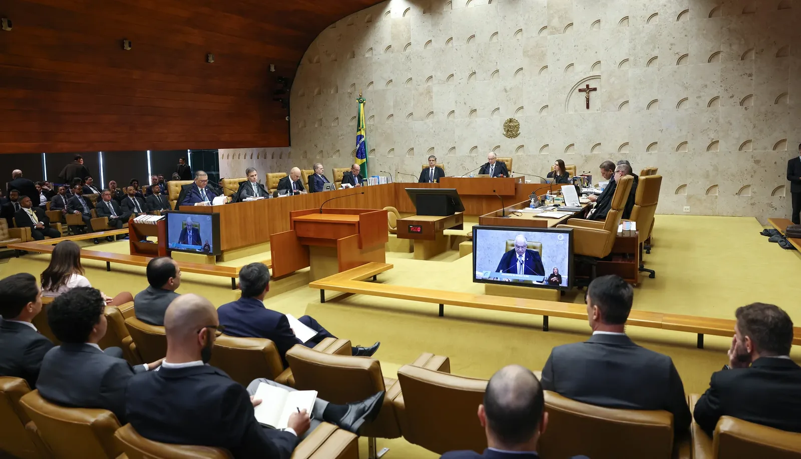 Sessão do STF expõe divergências sobre investigação ligada a Moraes
