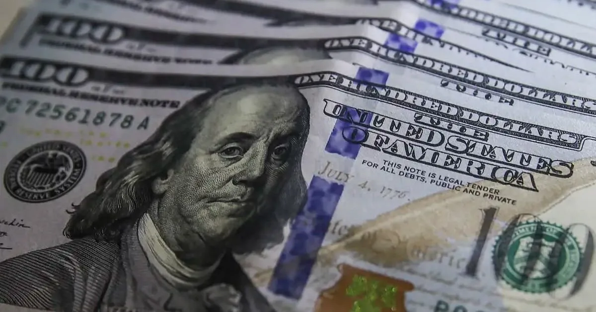 Petróleo supera US$ 100 e dólar avança 0,88% no mercado brasileiro