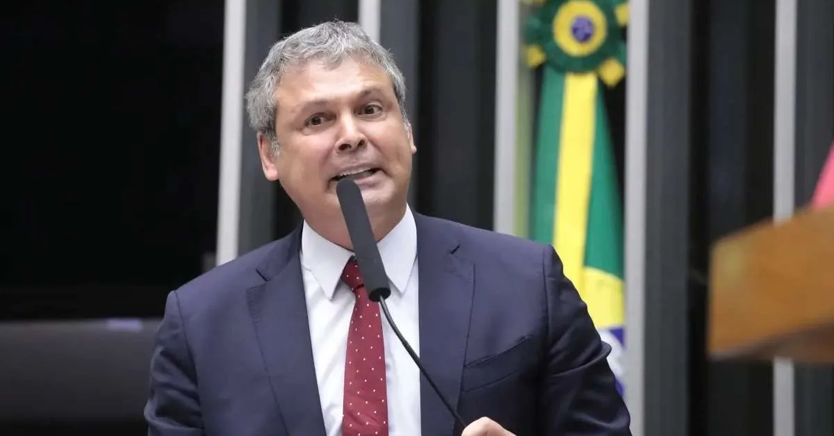 Lindbergh defende reajuste do Bolsa Família e critica reação do mercado