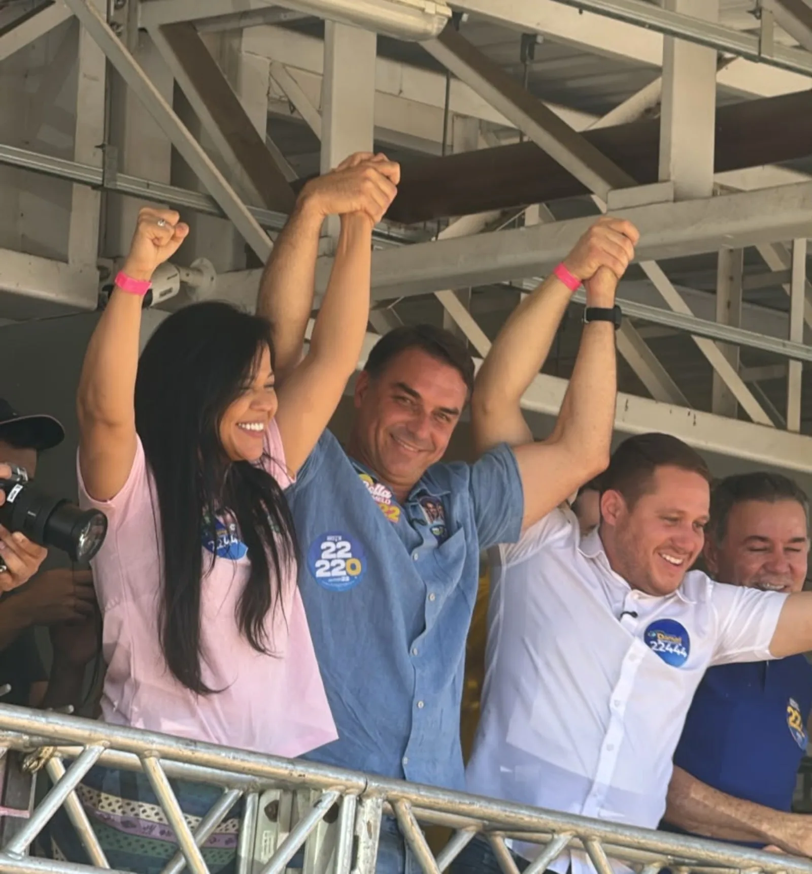 Flávio Bolsonaro critica Lula e evita falar sobre investigação do filme Dark Horse