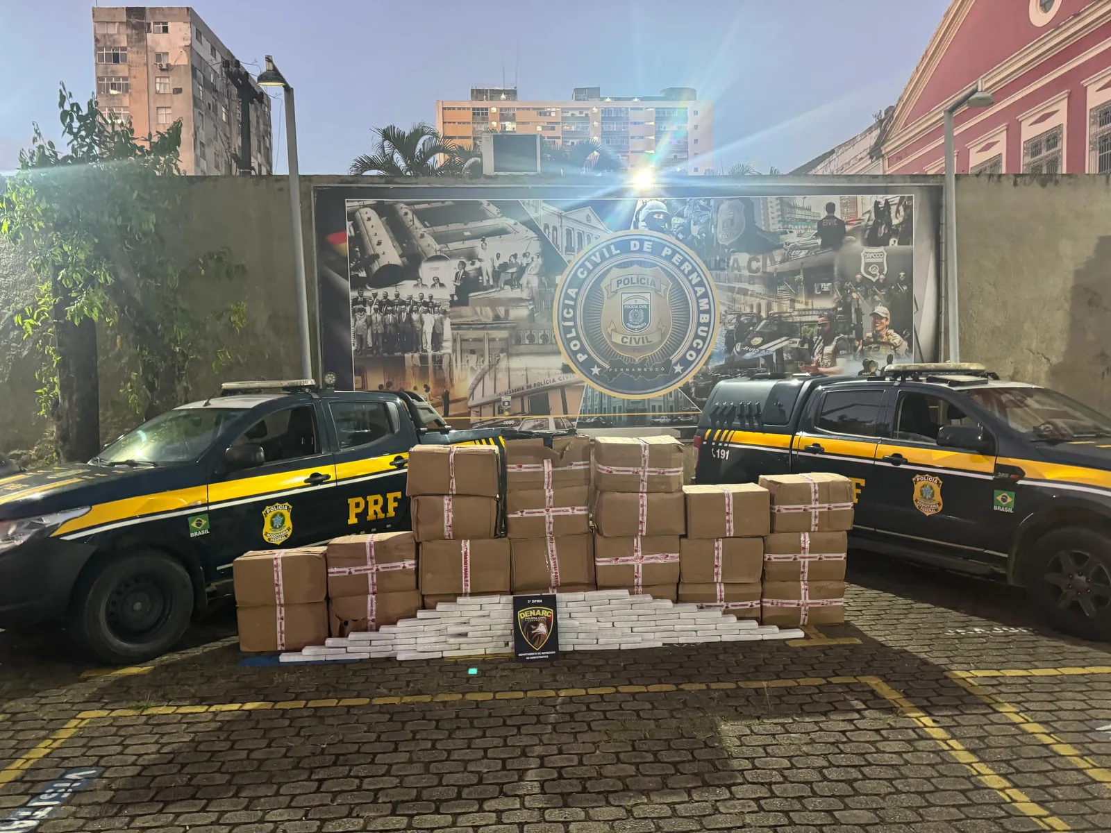PRF apreende 870 quilos de maconha em caminhão abordado em Igarassu