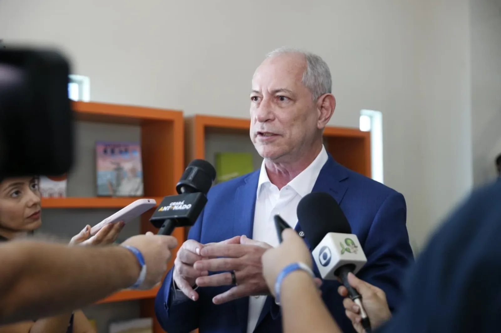 Ciro Gomes promete equiparar direitos de temporários e ampliar concursos no Ceará