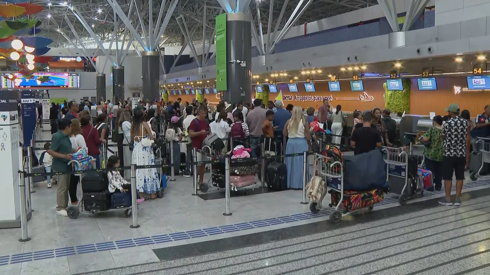 Falha em GPS cancela voos da Azul e deixa passageiros à espera no Recife