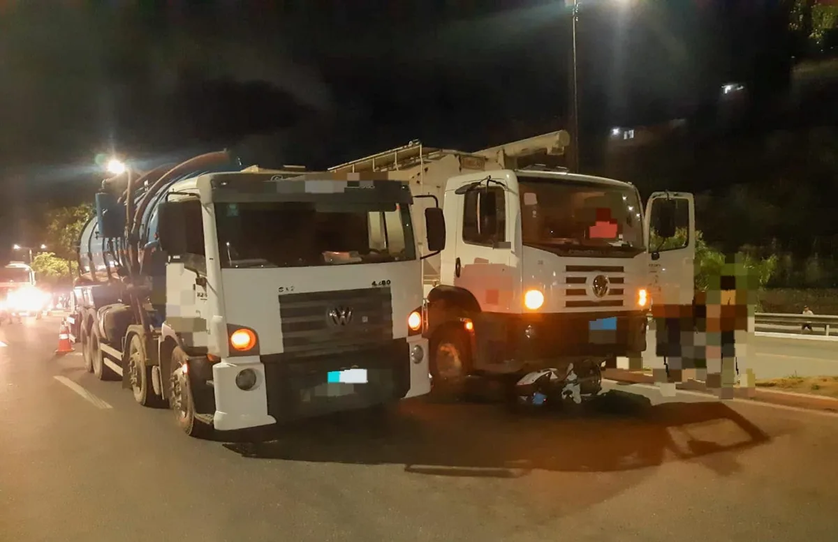 Mulher morre após queda de moto entre caminhões na BR-101, em Abreu e Lima