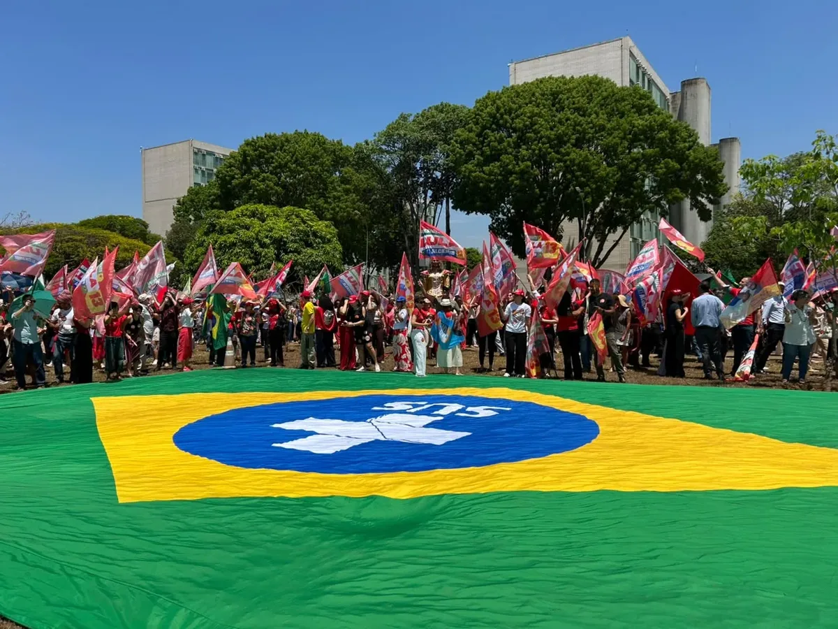 Ato em Brasília defende serviço público, políticas públicas e reeleição de Lula