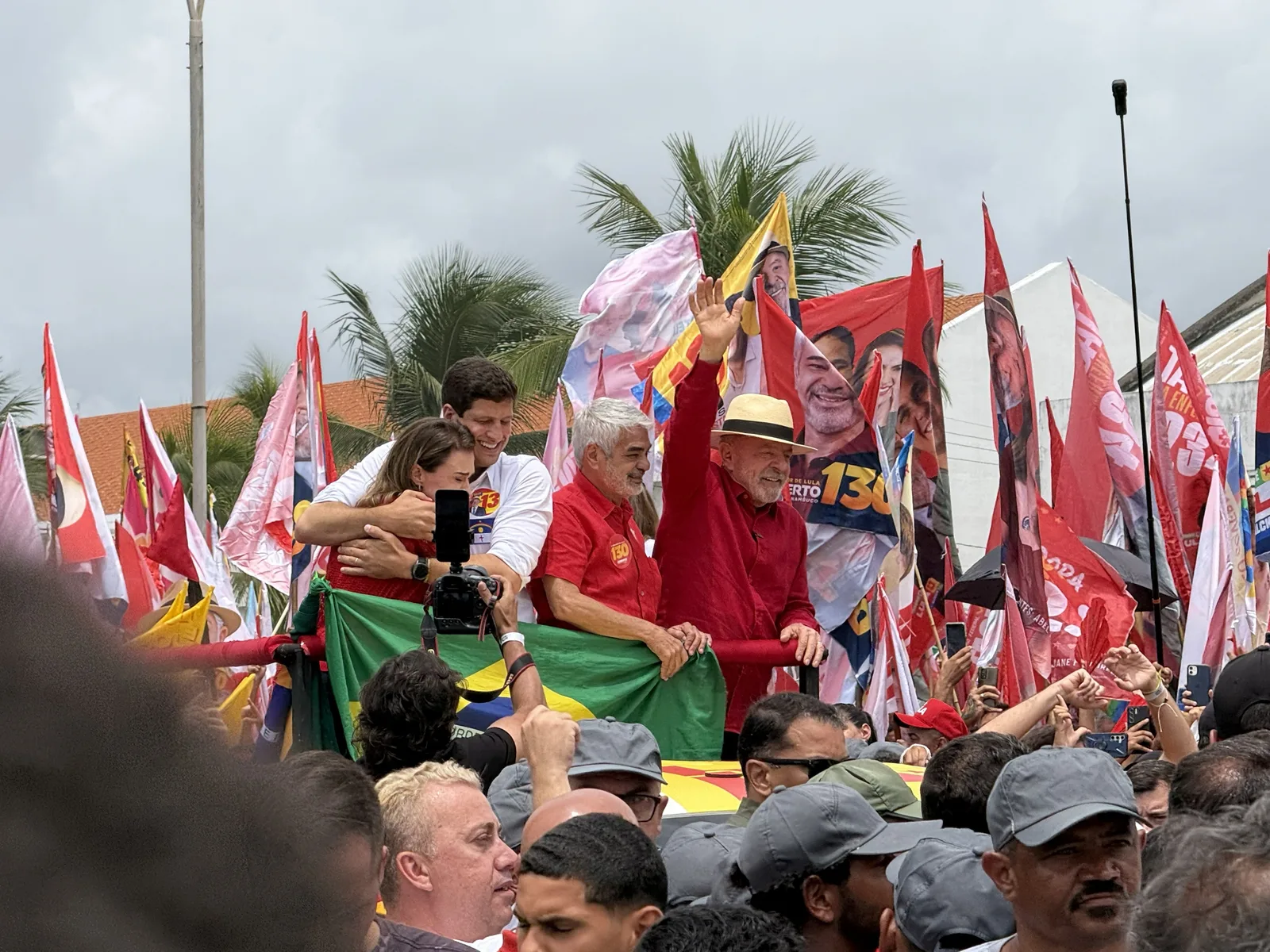 Lula faz campanha no Recife e pede votos para aliados da Frente Popular