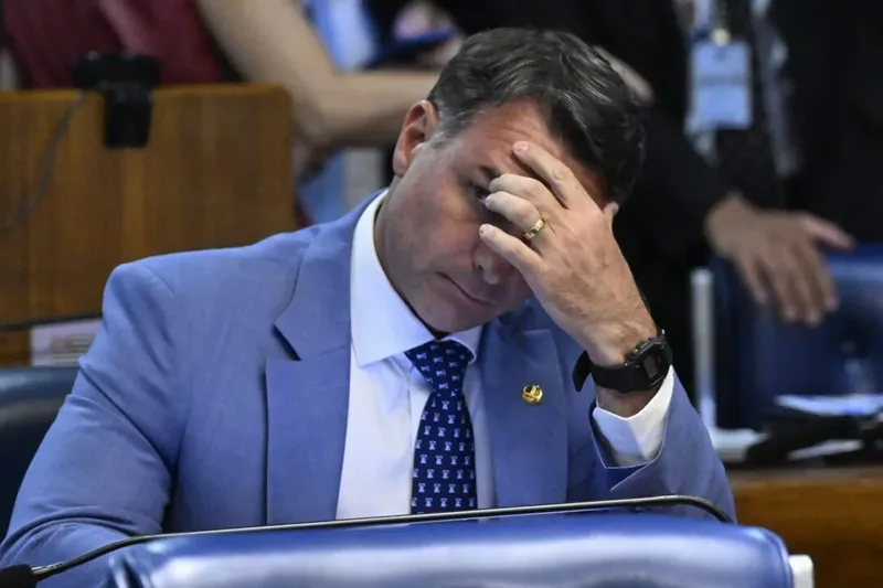Registros ligam voo de Flávio Bolsonaro a avião de Daniel Vorcaro