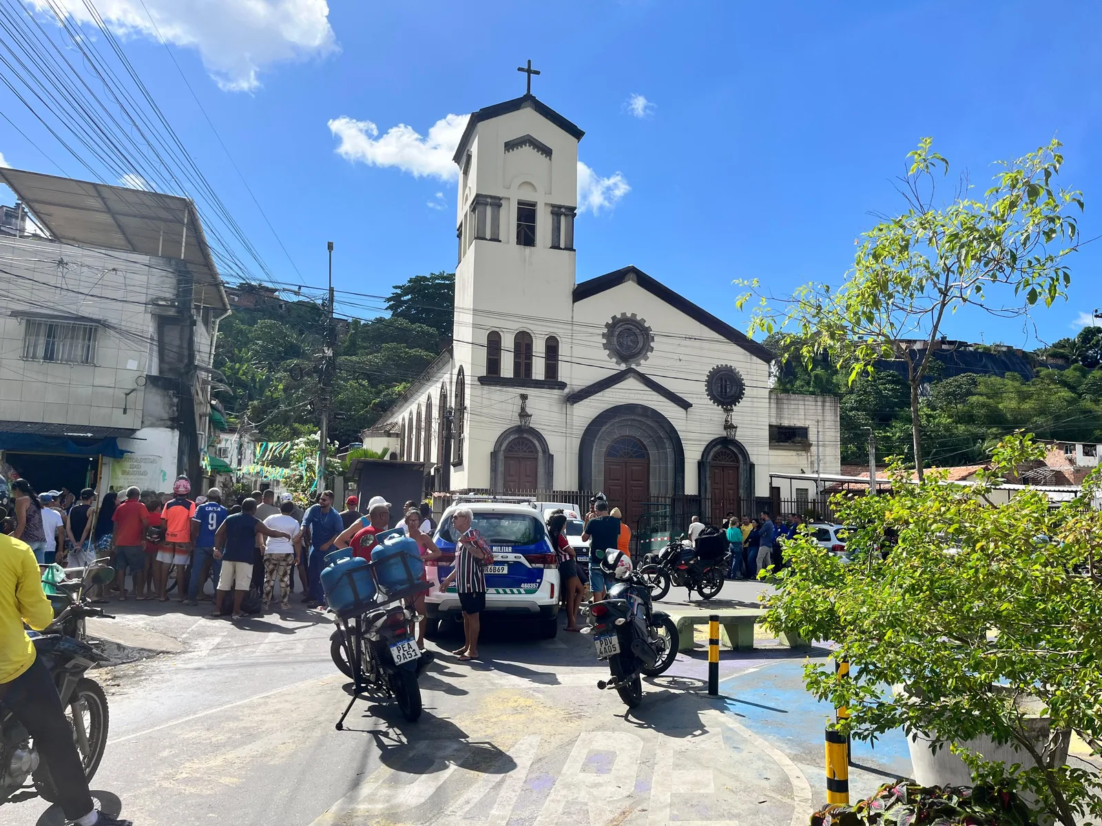 Triplo homicídio é investigado após tiros perto de igreja no Recife