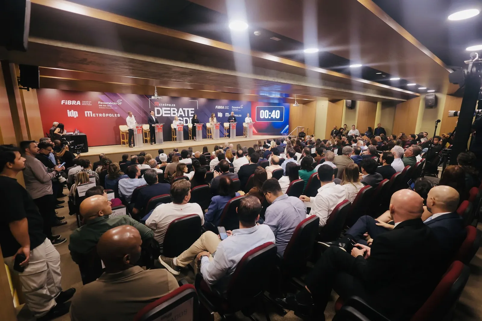 Debate no DF tem trocas de acusações e críticas à gestão Ibaneis-Celina