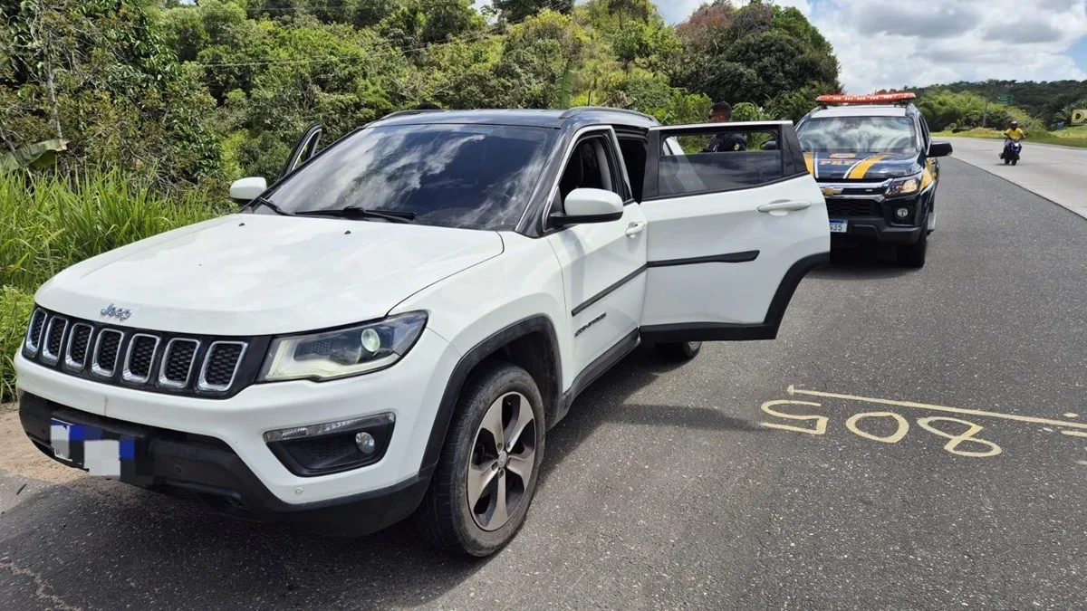 Motorista é detido com Jeep roubado e relata pagamento com roupas