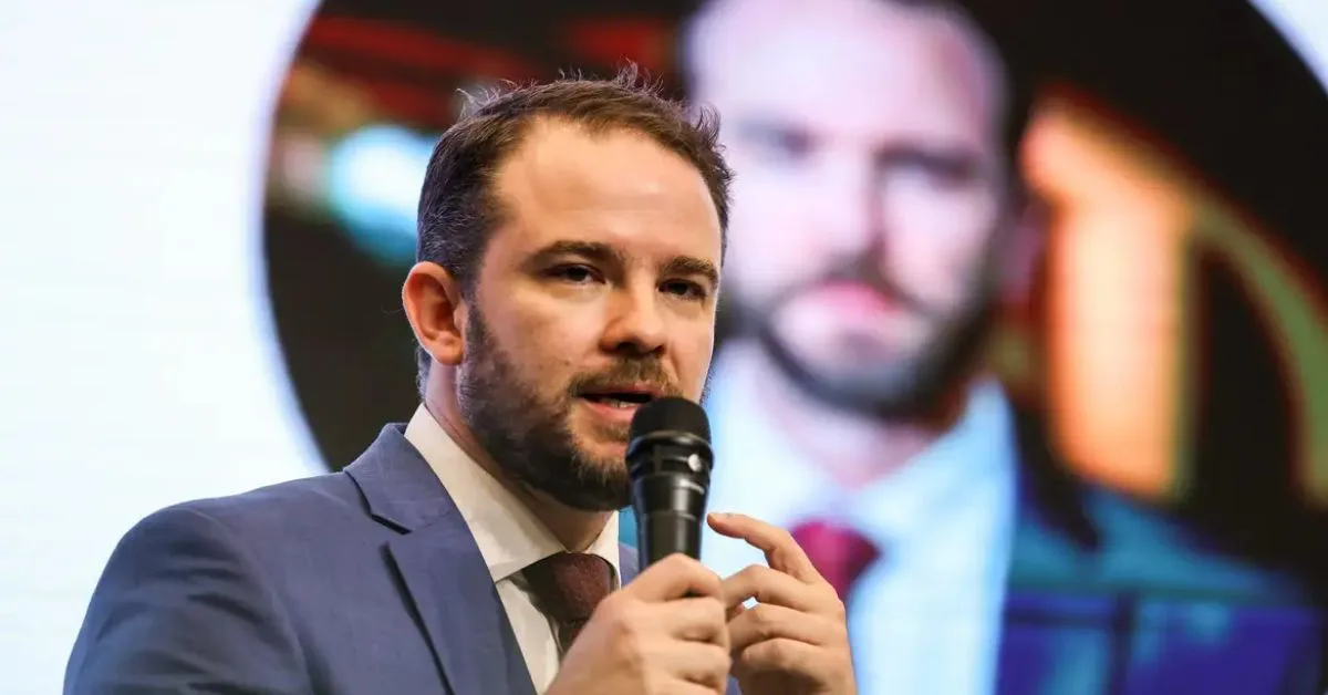 Durigan cita queda do déficit e defesa do arcabouço fiscal em artigo