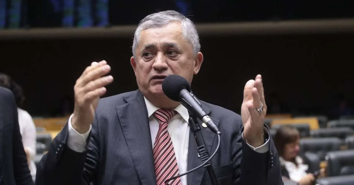 PT concentra estratégia eleitoral em aumentar rejeição a Flávio Bolsonaro