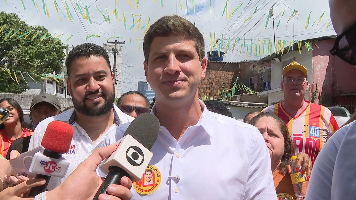 João Campos inclui campos gratuitos e Compaz entre propostas para Pernambuco
